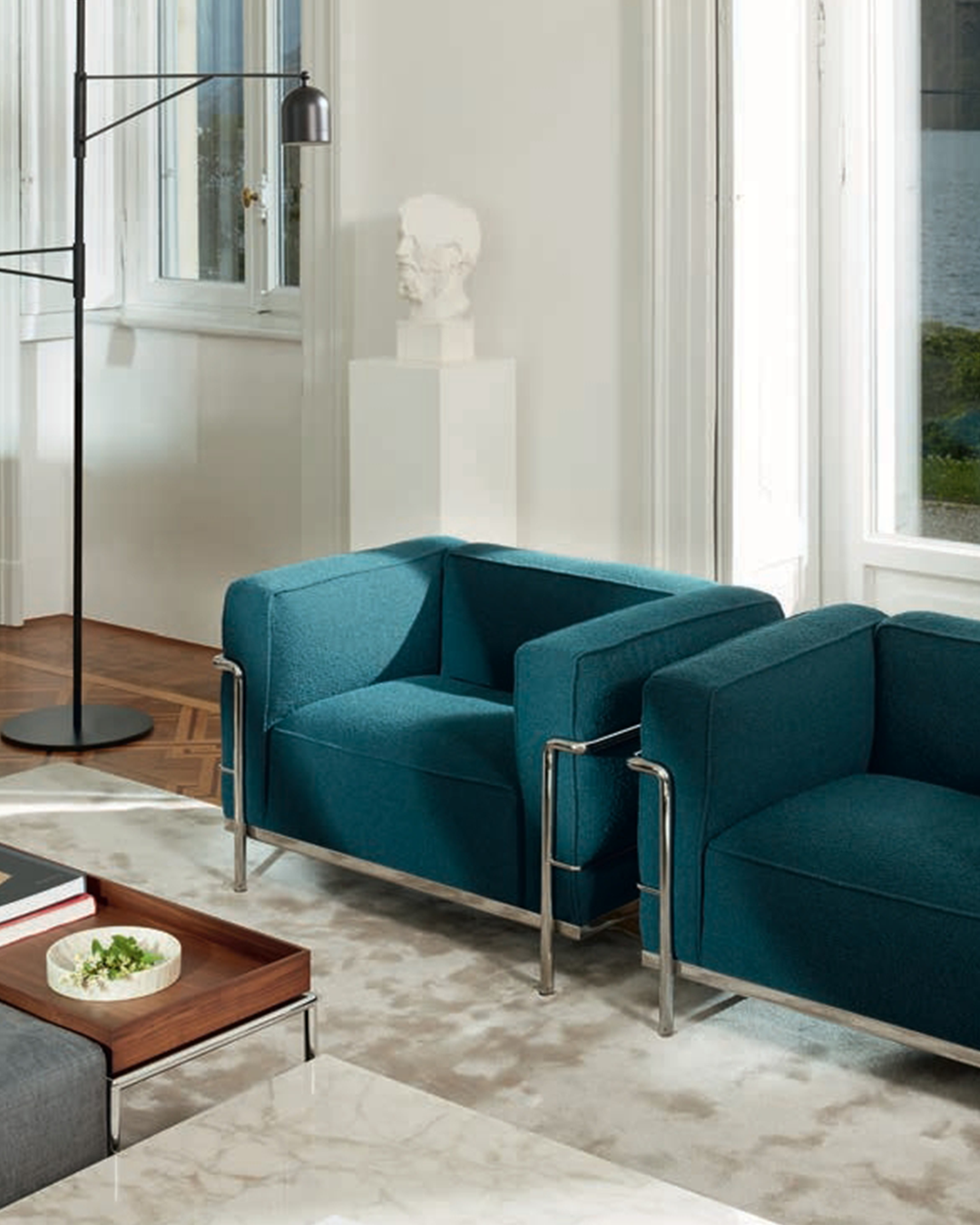 Poltrona LC2 di Cassina, un classico del design moderno, simbolo di eleganza e comfort con linee essenziali.