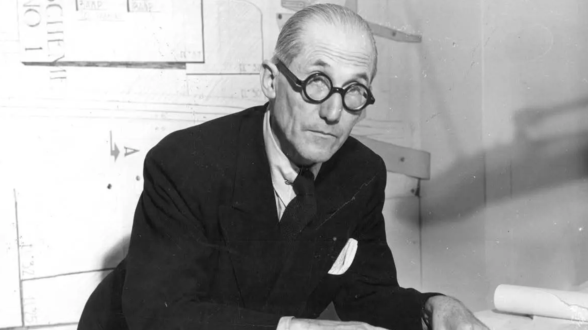 Foto storica di Le Corbusier, uno dei designer iconici del XX secolo, noto per il suo contributo all'architettura e al design moderno.