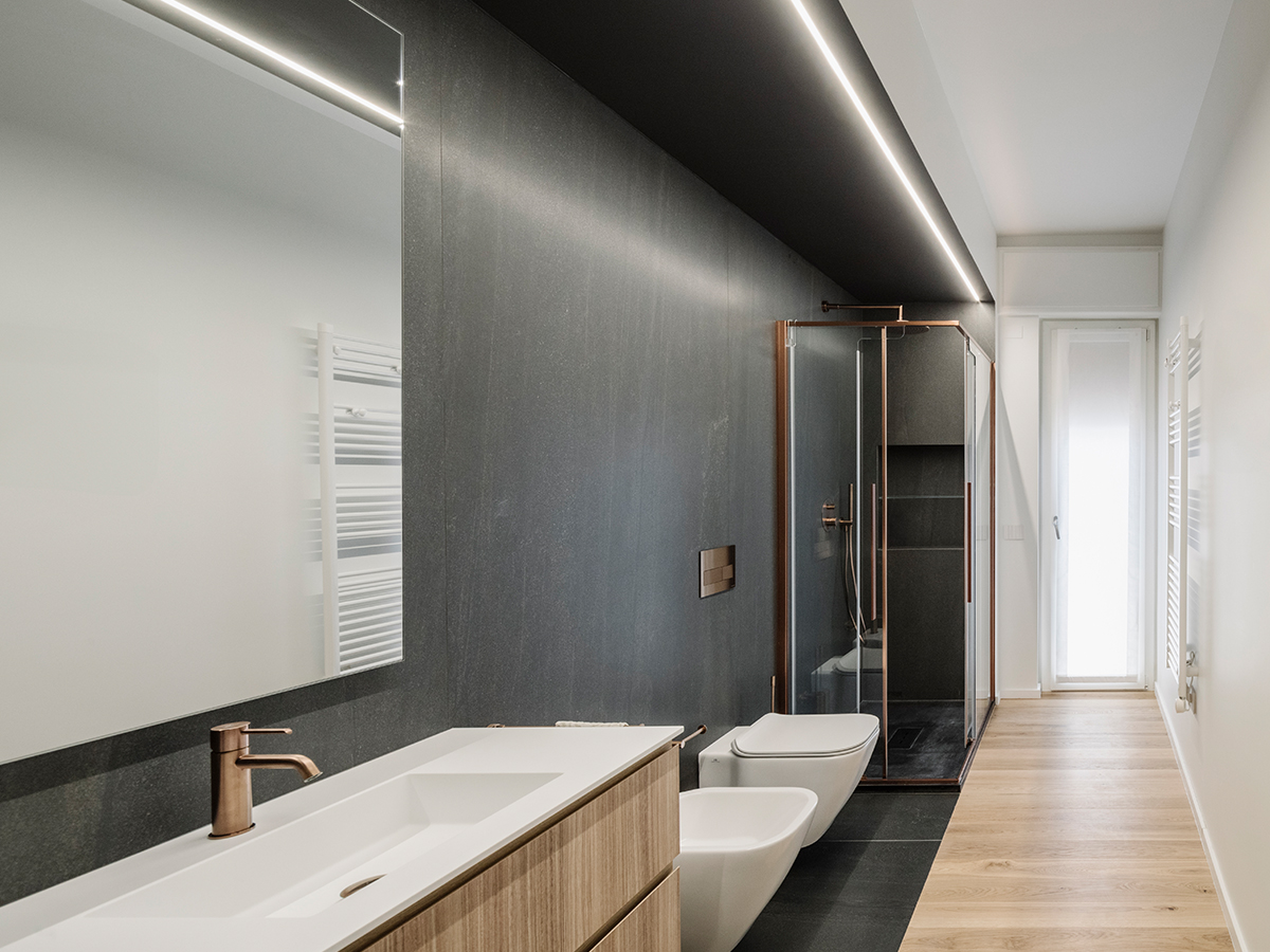 Bagno ADA House progettato da Tramas Studio, in esposizione presso MANCA Arredamenti a Cagliari, con un design elegante e moderno.