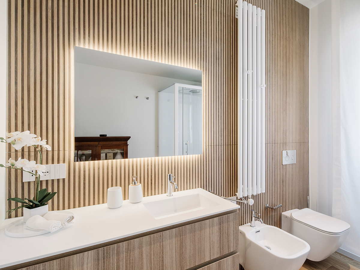 Bagno ADA House progettato da Tramas Studio, in esposizione presso MANCA Arredamenti, caratterizzato da un design elegante e funzionale.