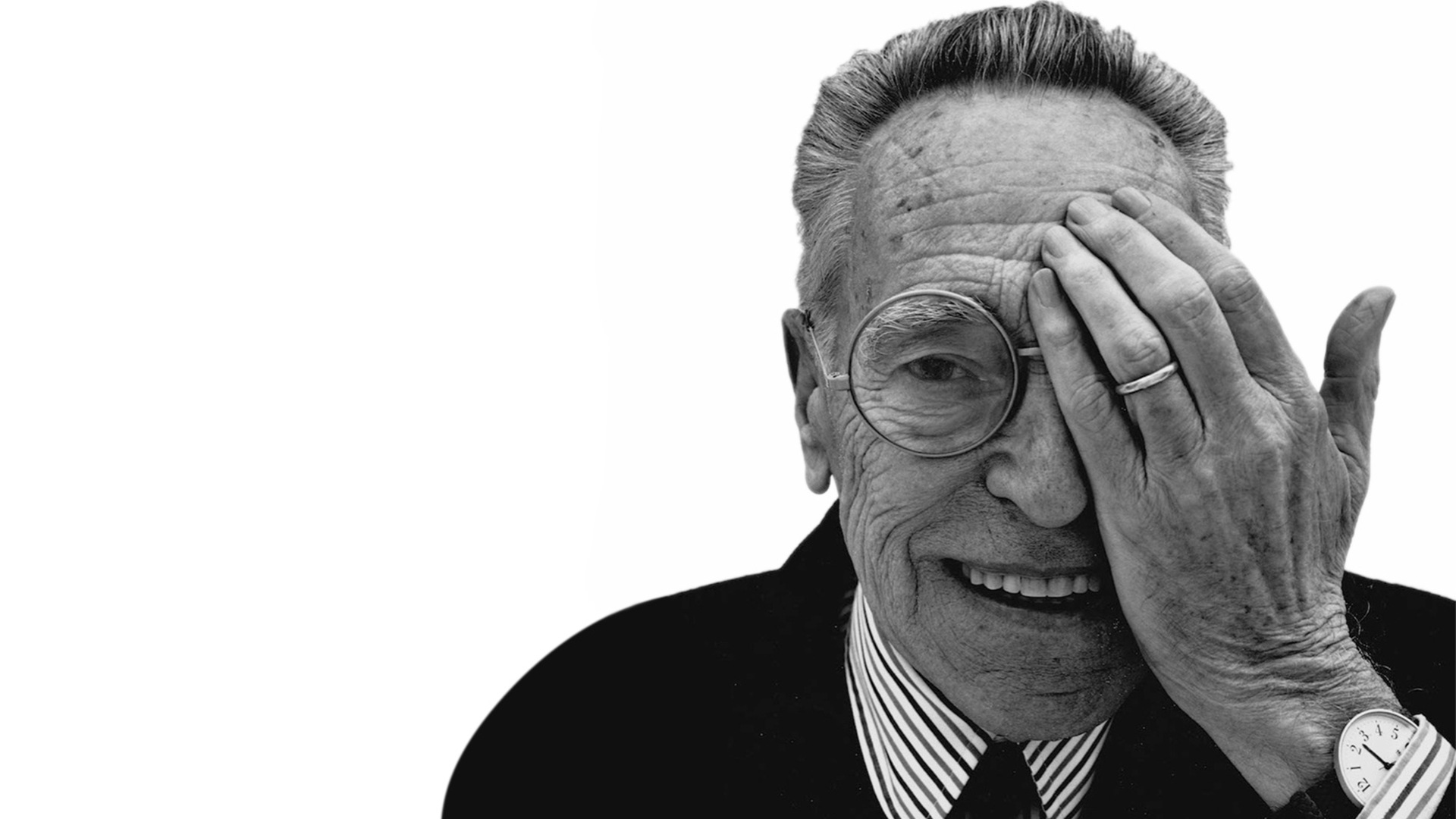 Achille Castiglioni, celebre designer italiano, figura iconica nella storia del design per le sue creazioni innovative e funzionali.