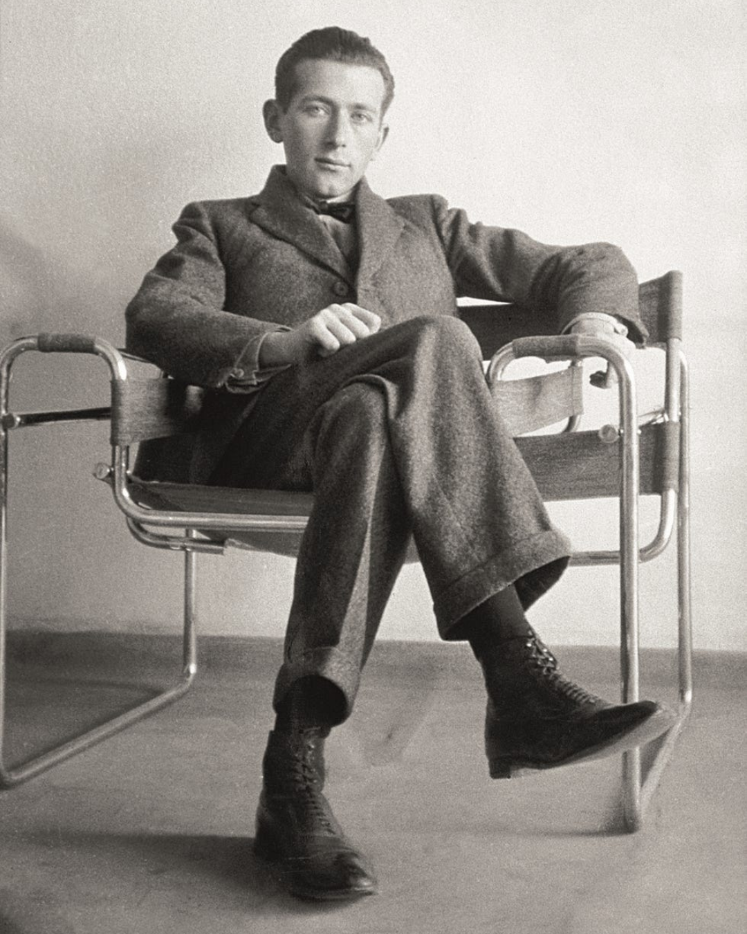 Marcel Breuer, pioniere del design moderno e figura chiave del movimento Bauhaus, ritratto in bianco e nero.